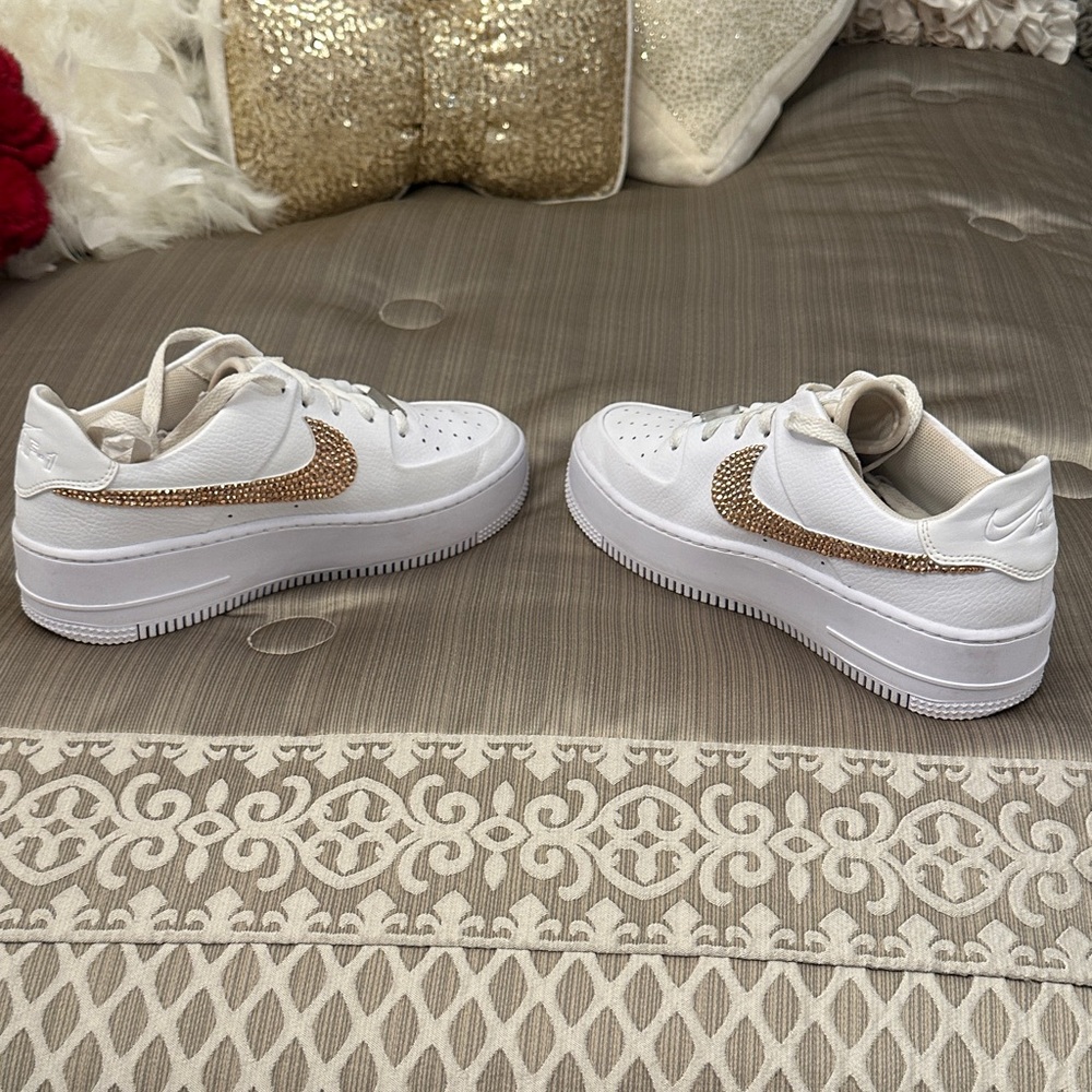 Nike Air AF-1 White sneakers with Rose Gold Swarovski’s crystal on Nike emblem - Picture 5 of 5